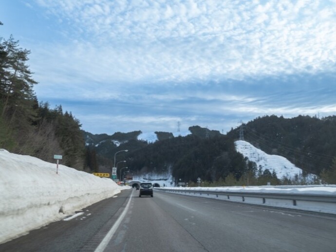 オールシーズンタイヤで雪道は大丈夫？スタッドレスタイヤとの違いや注意点を解説
