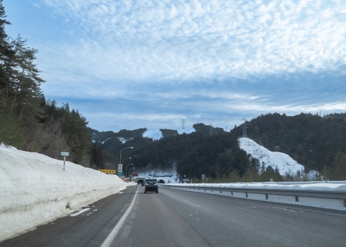 オールシーズンタイヤで雪道は大丈夫？スタッドレスタイヤとの違いや注意点を解説