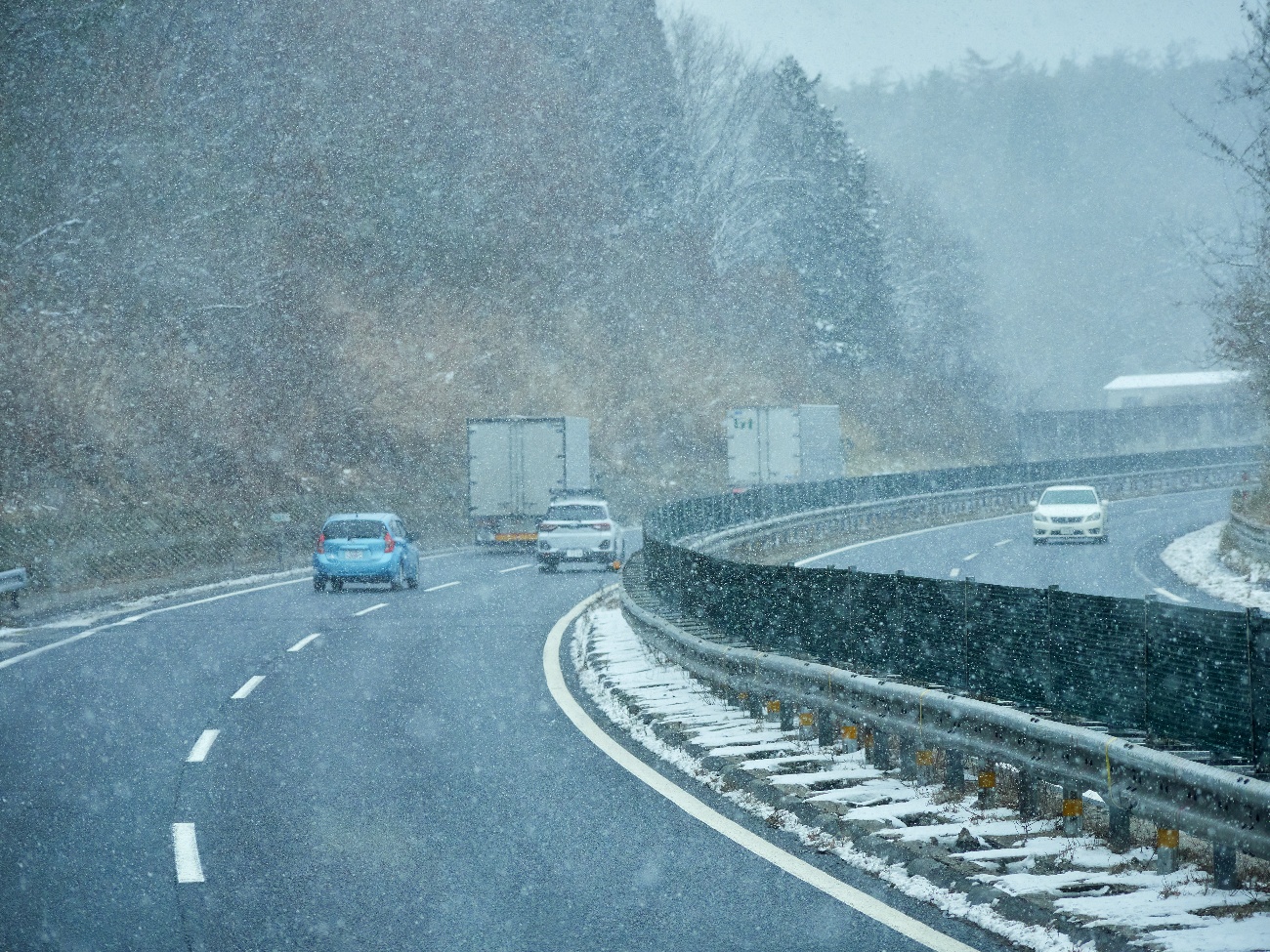 ノーマルタイヤで雪道を走るリスクと罰則は？急な積雪への対処法も解説