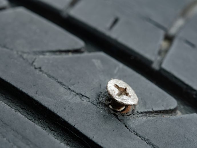 タイヤに釘が刺さったらどうする？確認項目や修理方法、費用について解説します
