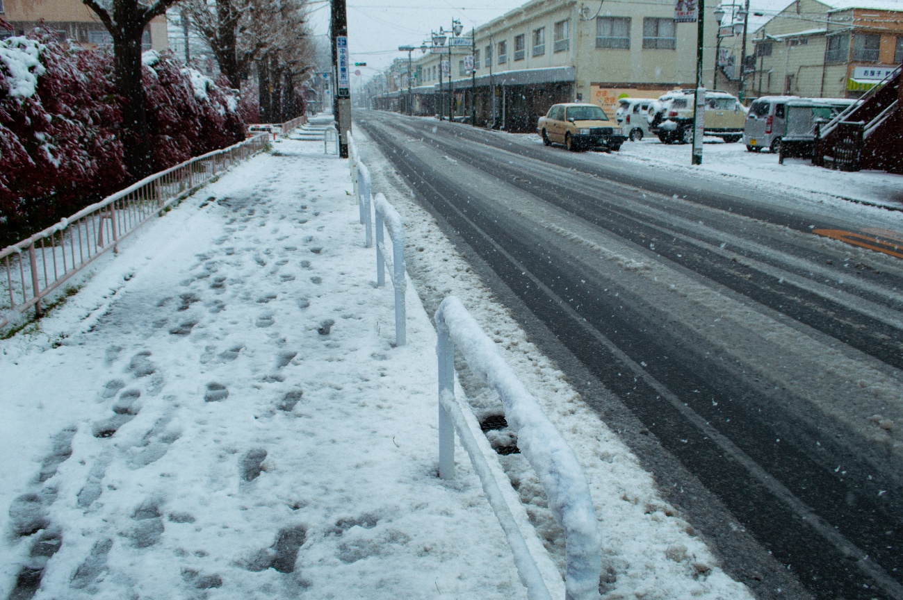 ノーマルタイヤで走行中に雪が降ってきたときの緊急対処法