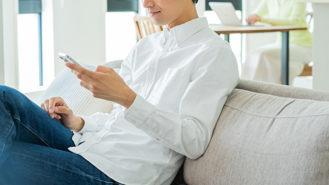 タスマホを触る男性の写真