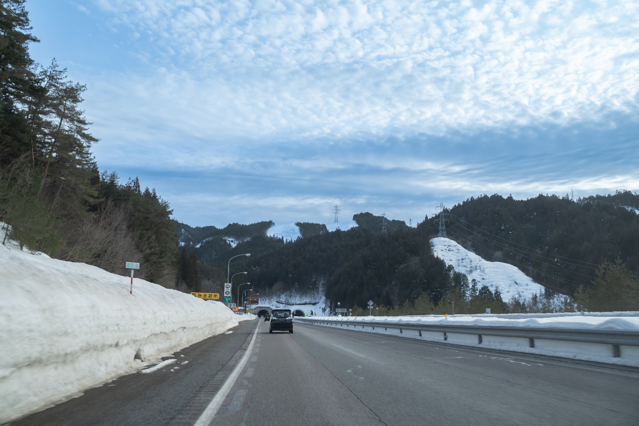 オールシーズンタイヤで雪道は大丈夫？スタッドレスタイヤとの違いや注意点を解説