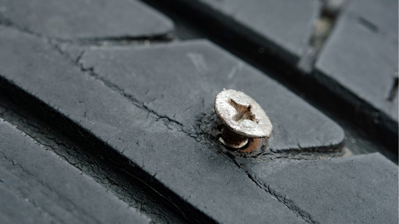 タイヤに釘が刺さったの写真