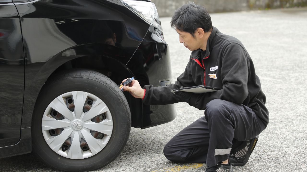 タイヤ点検の写真