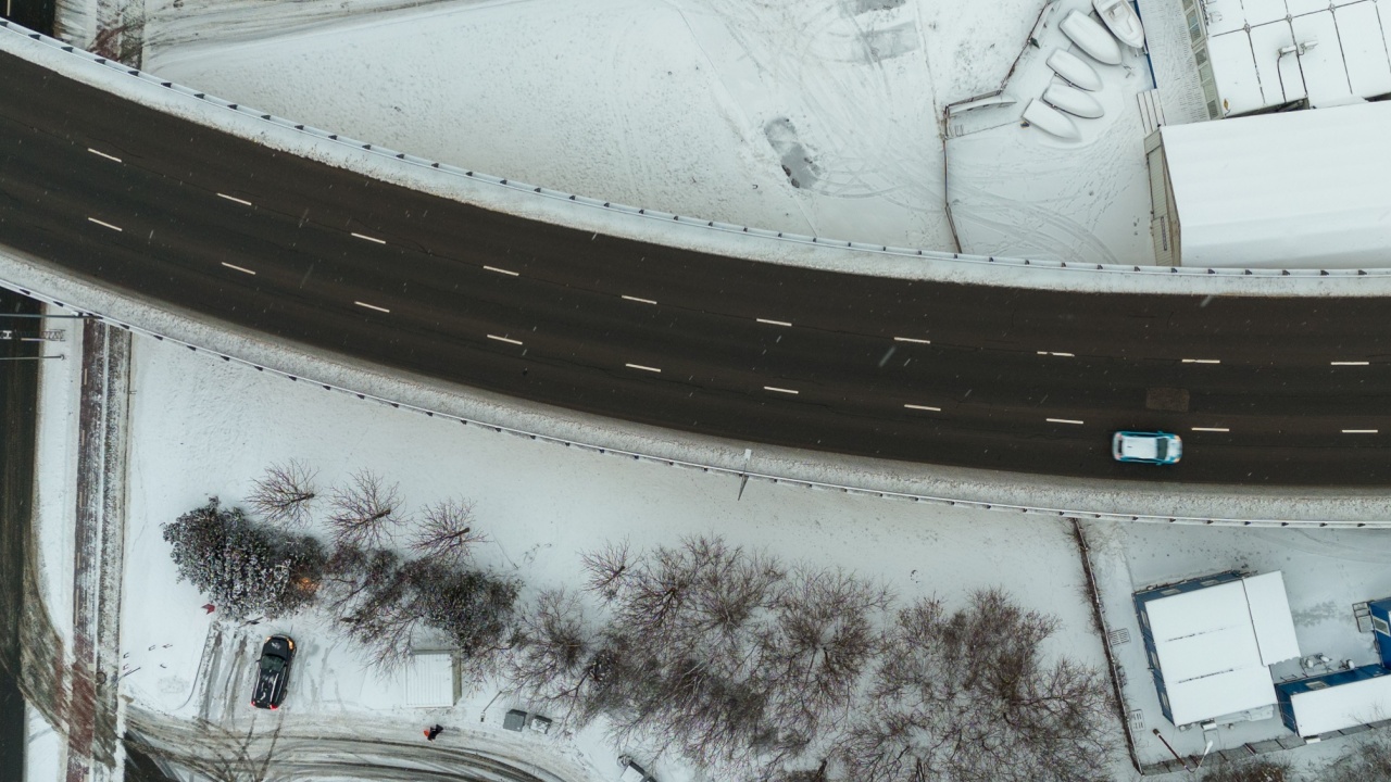 雪国の高速道路の写真