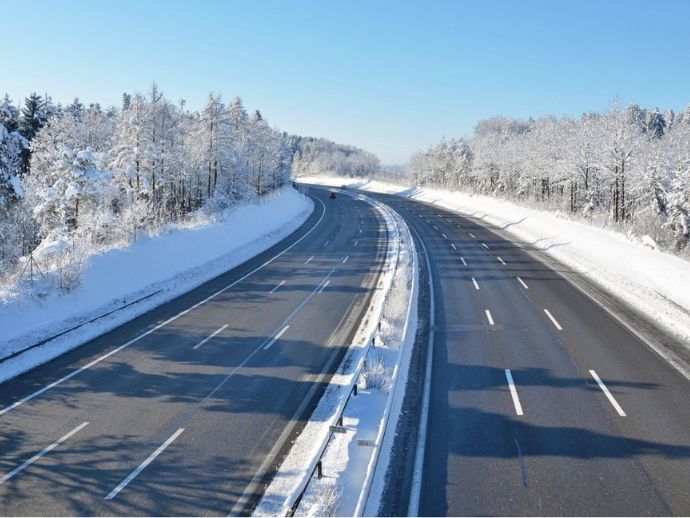 スタッドレスタイヤで高速道路は走行できる？チェーン規制や走行の注意点についても紹介します