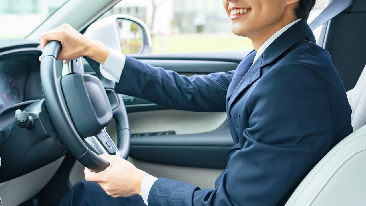 運転している男性の写真