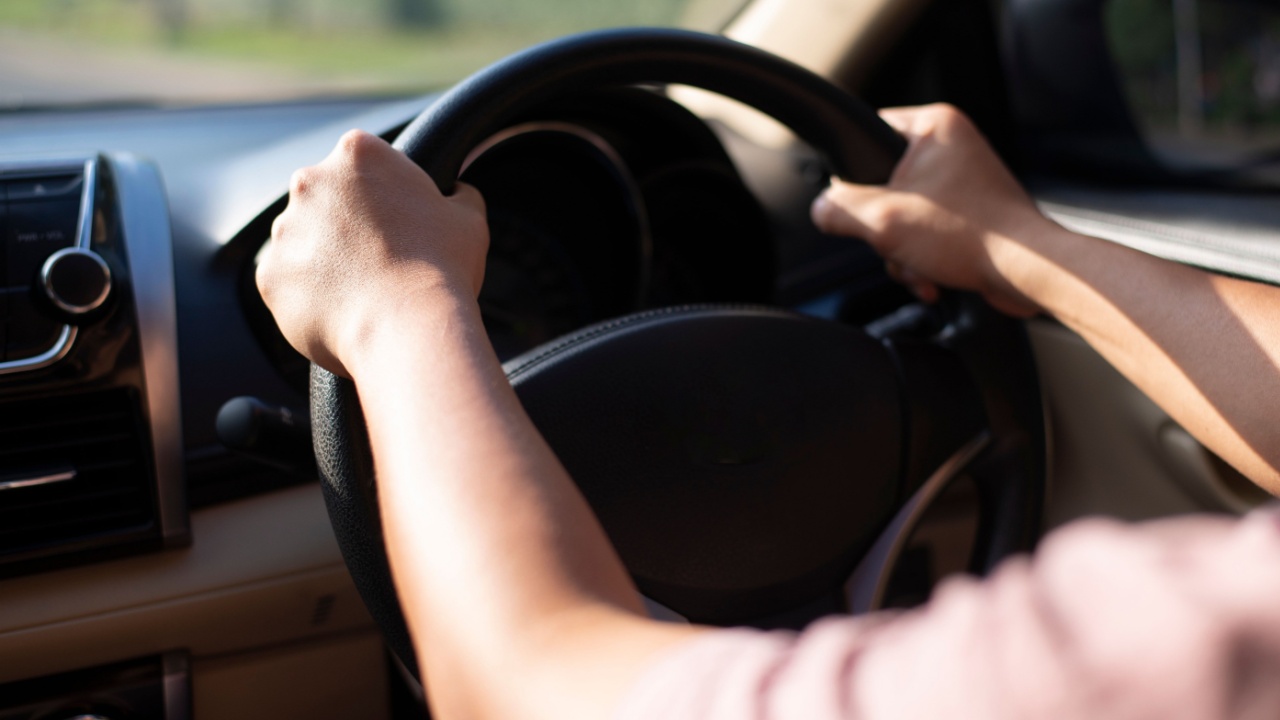 クルマのハンドルの写真