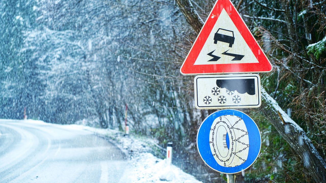 雪道と標識の写真