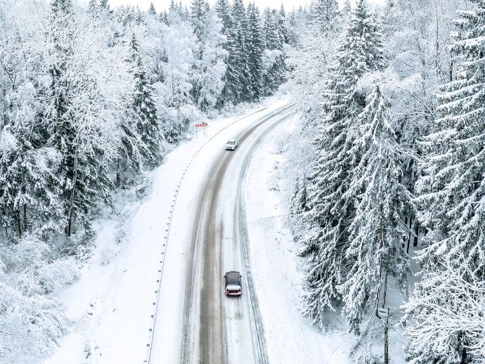 ノーマルタイヤで雪道を走るリスクと罰則は？急な積雪への対処法も解説