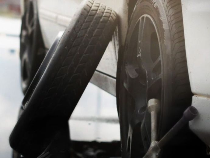 タイヤのパンク・バーストで自動車保険は適用される？対象となる事例も紹介します