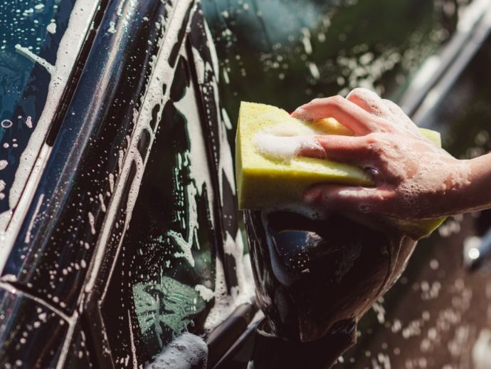手洗い（セルフ）での洗車のやり方とは？そろえておきたいアイテムやコツを紹介します
